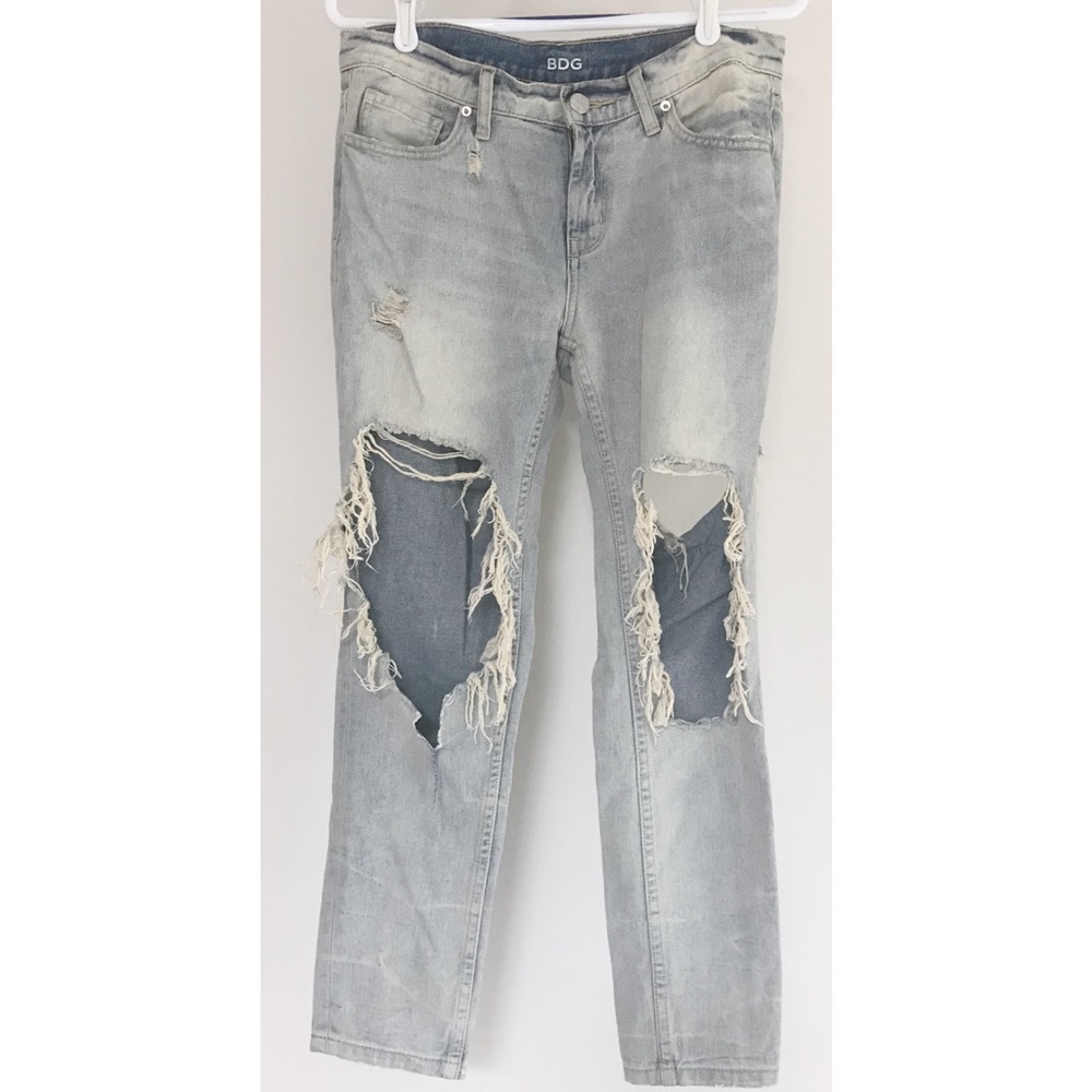 URBAN OUTFITTERS Mom Distressed Boyfriend Jeans